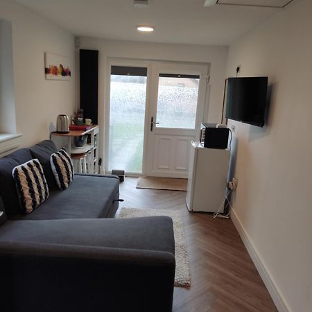 En-Suite Double Room With Private Entrance 爱丁堡 外观 照片