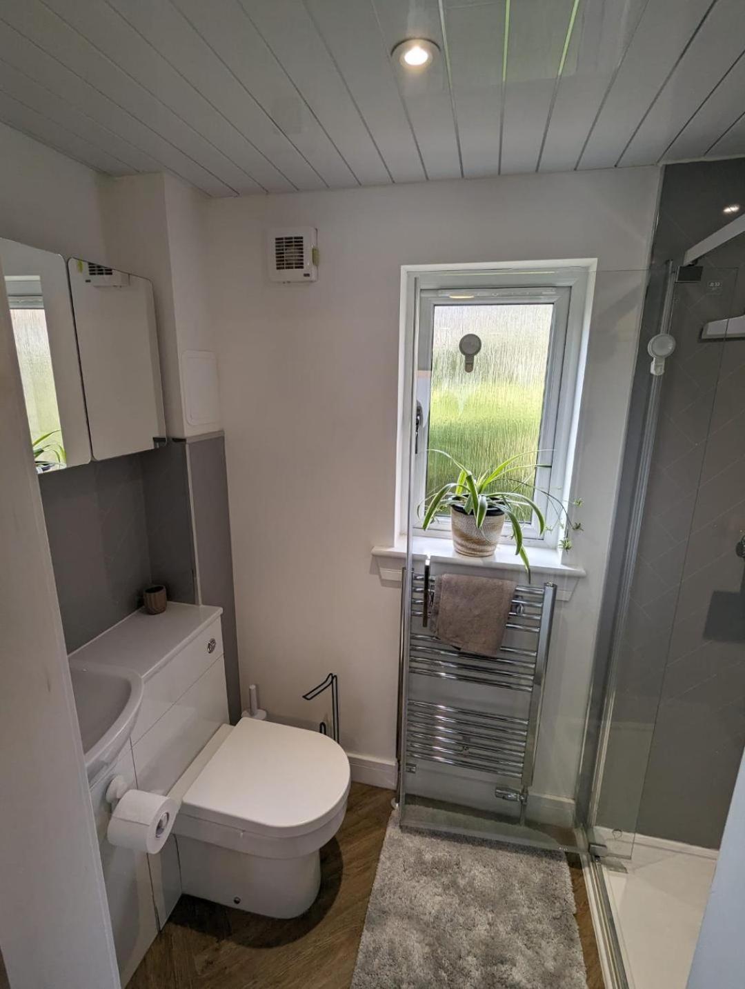 En-Suite Double Room With Private Entrance 爱丁堡 外观 照片